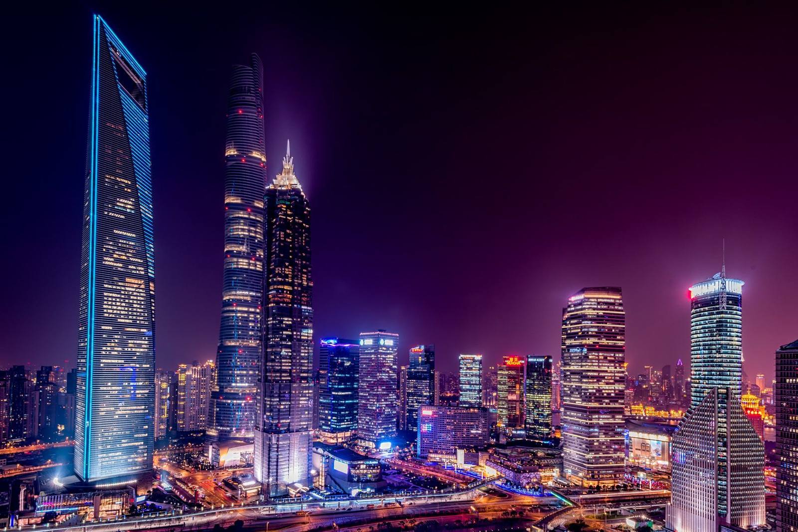 夕阳下的现代化城市楼宇